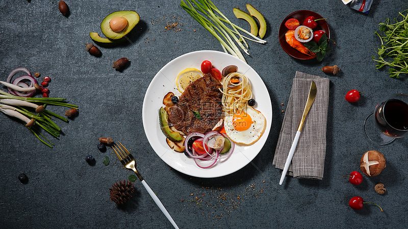 微辣火锅底料与清汤底料：一场味觉与健康的较量