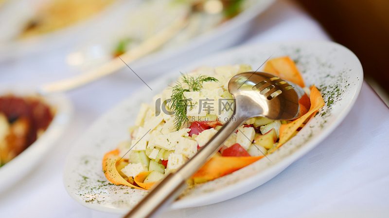 食品OEM代工：成本构成解析与计算方法**
